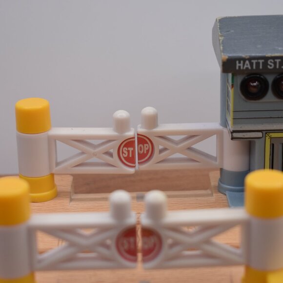 Hatt St. Crossing Works VGUC Learning Curve Lights Thomas Train Wooden Railway - Picture 5 of 10